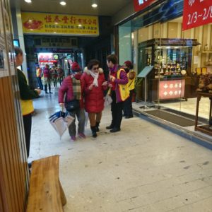 早上9:30，寒士們就已經陸續來到會場，義工師兄姊們發送唐卡，一聲阿彌陀佛，一句關懷溫暖你我的心