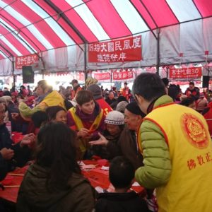 黃副會長及沈副會長逐桌發送愛心紅包，祝福大家新年快樂，轉業轉運!
