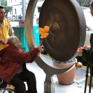 世界佛教正心會邀請福星橡膠公司董事長陳林鳳女士一同來作公益,陳女士已97歲到場敲響鑼鼓 世界佛教正心會邀請福星橡膠公司董事長陳林鳳女士一同來作公益,陳女士已97歲代表捐款給萬華區騰雲里李里長,為獨居老人送愛心