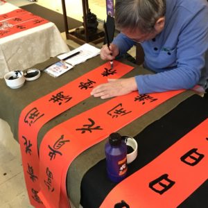 人來人往的民眾紛紛來拿公益春聯,為獨居老人盡一份力量 人來人往的民眾紛紛來拿公益春聯,為獨居老人盡一份力量