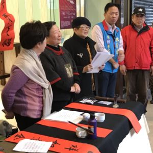 世界佛教正心會陳和慧執行長介紹三位書法名家,為今天活動敲響鑼鼓 世界佛教正心會陳和慧執行長介紹三位書法名家,為今天活動敲響鑼鼓