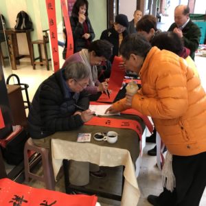 人來人往的民眾紛紛來拿公益春聯,為獨居老人盡一份力量 人來人往的民眾紛紛來拿公益春聯,為獨居老人盡一份力量