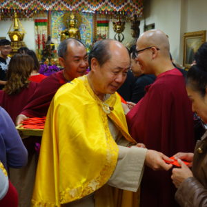 法會圓滿後，大家互道新年快樂，領取新春福袋