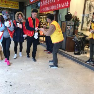 早上9:30，寒士們就已經陸續來到會場，義工師兄姊們發送唐卡，一聲阿彌陀佛，一句關懷溫暖你我的心