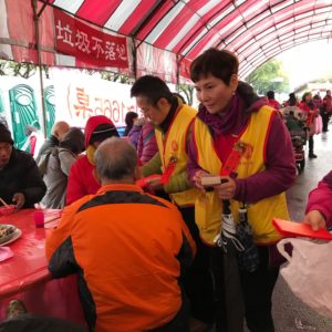 黃副會長及沈副會長逐桌發送愛心紅包，祝福大家新年快樂，轉業轉運!