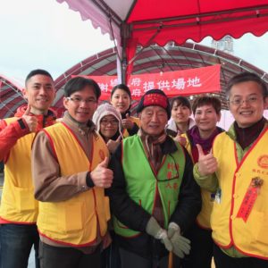義工師兄姊們和創世基金會創辦人曹慶老先生合照