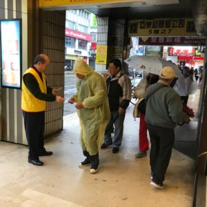 早上9:30，寒士們就已經陸續來到會場，義工師兄姊們發送唐卡，一聲阿彌陀佛，一句關懷溫暖你我的心