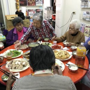 今天的餐食由社區有三十年辦桌經驗的阿玉師姊擔任主廚，主菜「糖醋魚」期許大家年年有餘，還有白斬雞、炸春捲、炒素食、蝦仁炒豌豆及薄片切豬肝，滿滿一桌色香味俱全的菜餚，看了都令人垂涎三尺