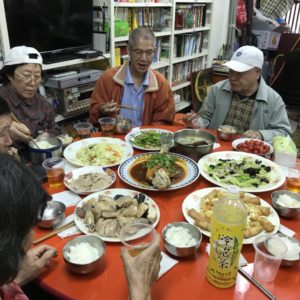 今天的餐食由社區有三十年辦桌經驗的阿玉師姊擔任主廚，主菜「糖醋魚」期許大家年年有餘，還有白斬雞、炸春捲、炒素食、蝦仁炒豌豆及薄片切豬肝，滿滿一桌色香味俱全的菜餚，看了都令人垂涎三尺