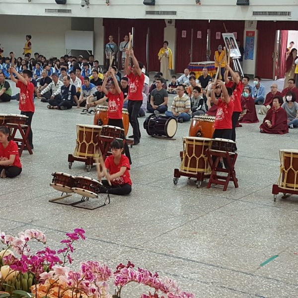 本會邀請暘太鼓團體以伎樂供佛，透過太鼓的聲韻，就像太陽出來時的光芒，普照大地；振奮人心。