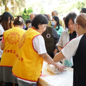 本會義工以及香山中學高中部學生義工，一起在現場為信眾服務，學生們學習社會服務，奉獻自己的一份力量，給予社會關懷，就是經典所說的四無量心的表現