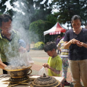 香爐的煙裊裊升起，信眾燃香供佛，為自己及親友並為台灣祈福。