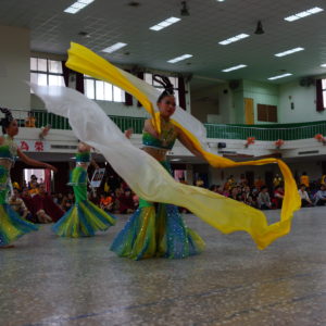 由朱怡慧舞蹈團表演的「敦煌飛天」，藉由凌空飛舞的彩帶，優美的飛天令人遙想大唐盛世的華麗與氣魄，舞者的曼妙舞姿，恍若到了敦煌莫高窟，一見千古容顏。