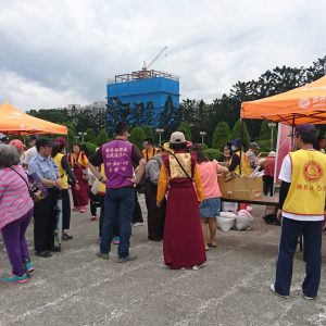 結合社會各界力量關懷弱勢家庭發送愛心物資