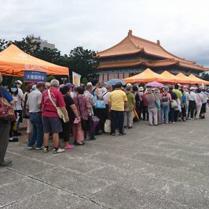 結合社會各界力量關懷弱勢家庭發送愛心物資