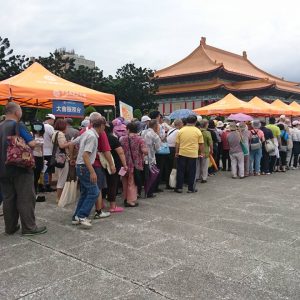 結合社會各界力量關懷弱勢家庭發送愛心物資