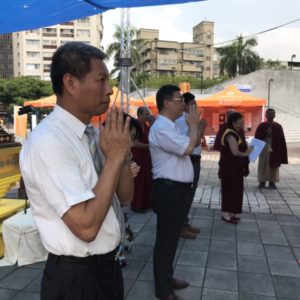 行動佛殿第三站27日在天母棒球場,邀請法務部在行動佛殿前佈置「反毒」、「反賄選」展區,法務部政務次長陳明堂、更生保護會士林分會主委白明輝、犯罪被害人保護協會士林分會主委李魁相、士林榮觀協會理事長鄭順吉、士林地檢觀護人楊英櫻主任到場 行動佛殿第三站27日在天母棒球場,邀請法務部合作在行動佛殿前佈置「反毒」、「反賄選」展區,法務部政務次長陳明堂、更生保護會士林分會主委白明輝、犯罪被害人保護協會士林分會主委李魁相、士林榮觀協會理事長鄭順吉、士林地檢觀護人楊英櫻主任到場