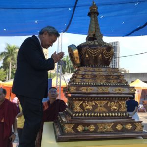 法務部陳政務次長明堂先生恭敬合掌瞻仰佛舍利 法務部陳政務次長明堂先生恭敬合掌瞻仰佛舍利