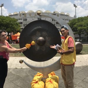 外國人一同來敲響心鑼向諸佛菩薩祈願 外國人一同來敲響心鑼向諸佛菩薩祈願