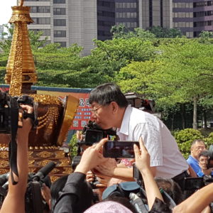 柯市長合掌虔誠瞻仰現場供奉的佛陀舍利,並到帳篷區聆聽工作人員解說「南無第三世多杰羌佛」的種種殊勝事蹟! 柯市長合掌虔誠瞻仰現場供奉的佛陀舍利,並到帳篷區聆聽工作人員解說「南無第三世多杰羌佛」的種種殊勝事蹟!