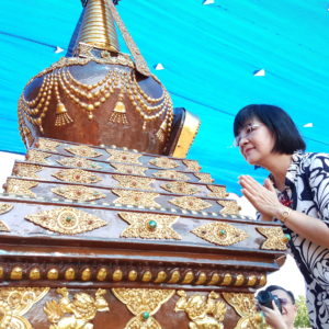 世界佛教正心會「行動佛殿」環島祈福法會,7月29日在新北市板樹體育館舉行,新北市社會局張錦麗女士,虔誠合十瞻仰佛舍利 世界佛教正心會「行動佛殿」環島祈福法會,7月29日在新北市板樹體育館舉行,新北市社會局張錦麗女士,虔誠合十瞻仰佛舍利