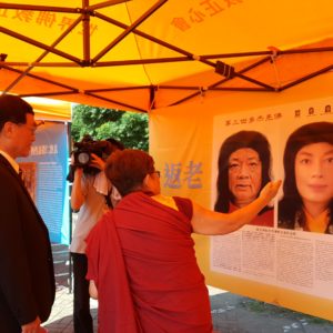 仁波且師姐向新北市副市長李四川介紹行動佛殿的帳篷區內展有 南無第三世多杰羌佛返老回春法照、因海聖尊圓寂後金剛不壞之體等殊勝事蹟 行動佛殿是全球宗教史上獨一無二的創舉,其由17噸卡車所改裝而成的大殿上,供奉著南無阿彌陀佛、南無釋迦牟尼佛、南無藥師琉璃光如來等三尊佛陀,行動佛殿的帳篷區內展有 南無第三世多杰羌佛返老回春法照、因海聖尊圓寂後金剛不壞之體等殊勝事蹟。