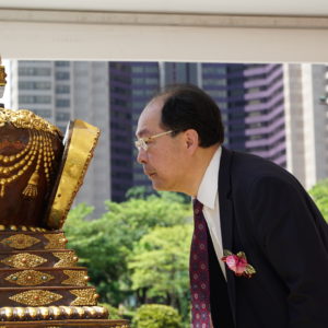 台北醫學大學副校長李飛鵬先生合掌虔誠瞻仰現場供奉的佛陀舍利 台北醫學大學副校長李飛鵬先生合掌虔誠瞻仰現場供奉的佛陀舍利