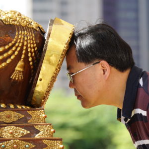 雙和醫院林英欽主任合掌虔誠瞻仰現場供奉的佛陀舍利 雙和醫院林英欽主任合掌虔誠瞻仰現場供奉的佛陀舍利