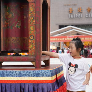 行動佛殿會場內展有轉經輪及鑼鼓,師兄姊邀請過往路人禮佛,禮佛一拜功德無量 行動佛殿會場內展有轉經輪及鑼鼓,師兄姊邀請過往路人禮佛,禮佛一拜功德無量