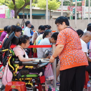 行動佛殿佛光遍照環島祈福法會由本會的指導金剛上師, 南無第三世多杰羌佛在台法嗣弟子 恆性嘉措仁波且陞座主法,法會中恭誦《佛說阿彌陀經》,藉由誦經祈福,讓在場的大眾都能夠轉業轉運,平安吉祥 行動佛殿佛光遍照環島祈福法會由本會的指導金剛上師, 南無第三世多杰羌佛在台法嗣弟子 恆性嘉措仁波且陞座主法,法會中恭誦《佛說阿彌陀經》,藉由誦經祈福,讓在場的大眾都能夠轉業轉運,平安吉祥