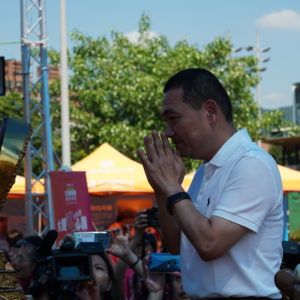國民黨新北市長參選人侯友宜出席法會,虔誠合十瞻仰佛舍利,並學習「放下」的法門。 世界佛教正心會「行動佛殿」環島祈福法會,7月29日在新北市板樹體育館舉行,邀請弱勢家庭一同觀看慈善演出,並提供愛心物資給弱勢家庭,由新北市副市長李四川代表受贈,國民黨新北市長參選人侯友宜也出席法會,虔誠合十瞻仰佛舍利,並學習「放下」的法門。