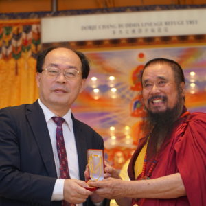 世界佛教正心會指導金剛上師恆性嘉措仁波且致贈綠度母銀墜予臺北醫學大學副校長李飛鵬,此銀墜是2008年2月24日,恆性嘉措仁波且環島三年半,世界佛教正心會在板橋體育館舉辦 環島拜佛拜度母 功德圓滿 頂聖如來財富財神迴向加持大法會 現場加持的加持物,保留到現在,當時仁波且將環島拜佛的功德迴向給與會,加持力殊聖無比。 世界佛教正心會指導金剛上師恆性嘉措仁波且致贈綠度母銀墜予臺北醫學大學副校長李飛鵬,此銀墜是2008年2月24日,恆性嘉措仁波且環島三年半,世界佛教正心會在板橋體育館舉辦 環島拜佛拜度母 功德圓滿 頂聖如來財富財神迴向加持大法會 現場加持的加持物,保留到現在,當時仁波且將環島拜佛的功德迴向給與會,加持力殊聖無比。