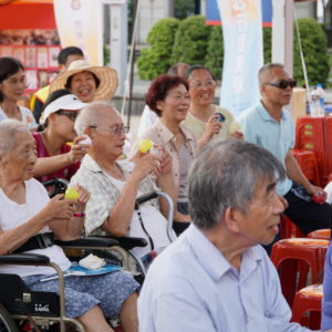 陳慶聰老師的北管表演,帶動整場歡樂氣氛,也讓台下信眾鼓掌叫好 陳慶聰老師的北管表演,帶動整場歡樂氣氛,也讓台下信眾鼓掌叫好