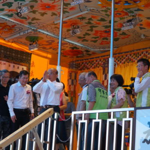 本會執行長帶領蘇前院長,上至行動佛殿頂禮三寶佛,執行長向蘇前院長解說行動佛殿上的三寶佛、南無第三世多杰羌佛返老回春照、海公聖尊圓寂殊勝照,蘇前院長對於佛殿上的每一項物品都很好奇,也虔誠頂禮三寶佛! 本會執行長帶領蘇前院長,上至行動佛殿頂禮三寶佛,執行長向蘇前院長解說行動佛殿上的三寶佛、南無第三世多杰羌佛返老回春照、海公聖尊圓寂殊勝照,蘇前院長對於佛殿上的每一項物品都很好奇,也虔誠頂禮三寶佛!