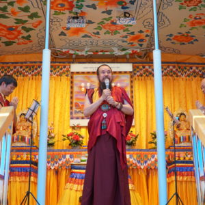本會指導上師 恆性嘉措仁波且致詞:近來人心浮躁,造成社會上許多波動,我們修行學佛就是要學著放下,大家一起深呼吸,吸進光明之氣,吐出心中煩悶,心情就會平復下來,祈請 南無第三世多杰羌佛 南無本師釋迦牟尼佛 十方諸佛菩薩,護佑國泰民安,如來正法大放光明。 本會指導上師 恆性嘉措仁波且致詞:近來人心浮躁,造成社會上許多波動,我們修行學佛就是要學著放下,大家一起深呼吸,吸進光明之氣,吐出心中煩悶,心情就會平復下來,祈請 南無第三世多杰羌佛 南無本師釋迦牟尼佛 十方諸佛菩薩,護佑國泰民安,如來正法大放光明。