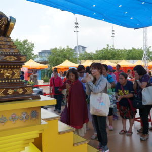 世界佛教正心會「行動佛殿佛光遍照環島祈福法會」,7月27日-7月30日在新北市板樹體育館舉行,信眾們虔誠合十瞻仰佛舍利 世界佛教正心會「行動佛殿佛光遍照環島祈福法會」,7月27日-7月30日在新北市板樹體育館舉行,信眾們虔誠合十瞻仰佛舍利