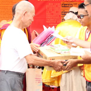 世界佛教正心會「行動佛殿」祈福法會,秉持大悲行願精神,在各地發送愛心救助物資,關懷弱勢家庭,法會圓滿後,該會將加持過的物資贈送給當地弱勢團體,藉由諸佛菩薩的加持,眾人的功德,為國泰民安、世界和平、一切眾生祈福! 世界佛教正心會「行動佛殿」祈福法會,秉持大悲行願精神,在各地發送愛心救助物資,關懷弱勢家庭,法會圓滿後,該會將加持過的物資贈送給當地弱勢團體,藉由諸佛菩薩的加持,眾人的功德,為國泰民安、世界和平、一切眾生祈福!