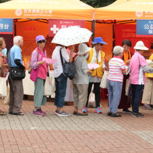 世界佛教正心會「行動佛殿」祈福法會,秉持大悲行願精神,在各地發送愛心救助物資,關懷弱勢家庭,法會圓滿後,該會將加持過的物資贈送給當地弱勢團體,藉由諸佛菩薩的加持,眾人的功德,為國泰民安、世界和平、一切眾生祈福! 世界佛教正心會「行動佛殿」祈福法會,秉持大悲行願精神,在各地發送愛心救助物資,關懷弱勢家庭,法會圓滿後,該會將加持過的物資贈送給當地弱勢團體,藉由諸佛菩薩的加持,眾人的功德,為國泰民安、世界和平、一切眾生祈福!