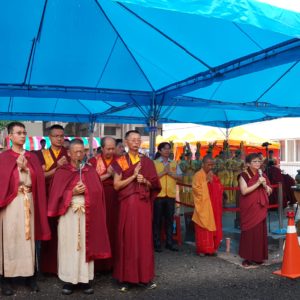 香煙裊裊中，本會指導上師恆性嘉措仁波且是 南無第三世多杰羌佛在台法嗣弟子，法會中帶領信眾恭誦《佛說阿彌陀經》