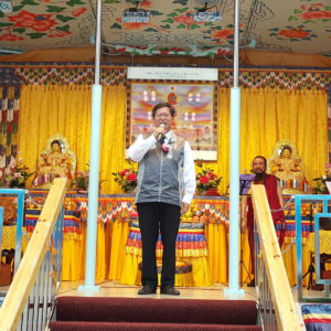 鄭文燦市長致詞 鄭文燦表示,世界佛教正心會指導上師 恆性嘉措仁波且,曾經在2004年到2008年以五體投地大禮拜方式環島,非常感佩這樣的精神,這就是佛教所說的慈悲喜捨,我們都要學習這樣的精神。這次行動佛殿環島祈福,希望每個人心中的願望渴望都能實現,心想事成,也希望桃園市政越來越好。