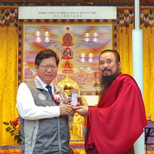 世界佛教正心會主法上師恆性嘉措仁波且致贈綠度母墜子給桃園市長鄭文燦先生 世界佛教正心會主法上師恆性嘉措仁波且致贈綠度母墜子給桃園市長鄭文燦先生