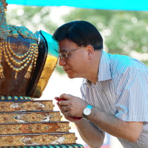 桃園黃萬益會計師虔誠禮拜瞻仰佛舍利 桃園黃萬益會計師虔誠禮拜瞻仰佛舍利