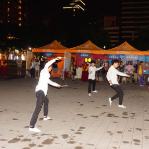 行動佛殿-樂藝供佛-鈴行者劇團-特技扯鈴演出 8月25日舉辦「桃花源仲夏夜夢-音樂舞蹈饗宴」晚會,邀請藍充盈博士鋼琴演奏、指揮家郭家齊先生小號吹奏、及以二胡演出台灣音樂享譽國際的江貝渝女士等的音樂表演外,還有享譽藝文界的舞蹈、歌唱及曾是太陽馬戲團團員的扯鈴等的表演,歡迎桃園當地的民眾大家來欣賞表演。