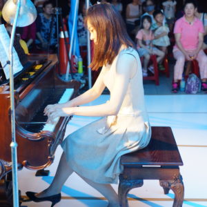 行動佛殿-樂藝供佛-陳盈融小姐-鋼琴演奏 8月25日舉辦「桃花源仲夏夜夢-音樂舞蹈饗宴」晚會,邀請藍充盈博士鋼琴演奏、指揮家郭家齊先生小號吹奏、及以二胡演出台灣音樂享譽國際的江貝渝女士等的音樂表演外,還有享譽藝文界的舞蹈、歌唱及曾是太陽馬戲團團員的扯鈴等的表演,歡迎桃園當地的民眾大家來欣賞表演。