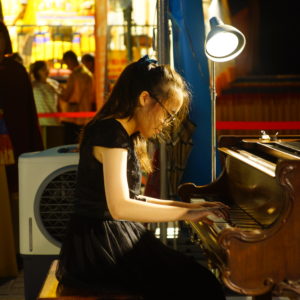行動佛殿-樂藝供佛-鋼琴演奏 8月25日舉辦「桃花源仲夏夜夢-音樂舞蹈饗宴」晚會,邀請藍充盈博士鋼琴演奏、指揮家郭家齊先生小號吹奏、及以二胡演出台灣音樂享譽國際的江貝渝女士等的音樂表演外,還有享譽藝文界的舞蹈、歌唱及曾是太陽馬戲團團員的扯鈴等的表演,歡迎桃園當地的民眾大家來欣賞表演。