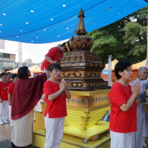 行動佛殿佛光遍照環島祈福法會尚未開始前，到來的信眾虔誠恭敬禮拜