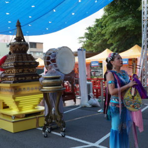 行動佛殿佛光遍照環島祈福法會尚未開始前，準備公益慈善演出的舞者深深地虔誠恭敬禮拜