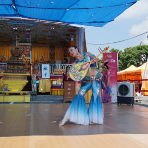 由豫和舞耘舞團帶來絲路天音的敦煌舞，以樂藝、舞蹈表達他們對於諸佛菩薩的恭敬虔誠拉開法會序幕。