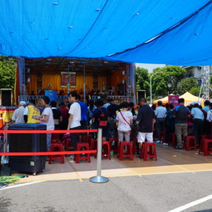 行動佛殿是以17噸大貨車改造而成，展開貨櫃後變成大雄寶殿，上供有三寶佛，並供有  南無第三世多杰羌佛返老回春法照，海公聖尊圓寂時殊勝法照等，歡迎大眾跟著行動佛殿的腳步，一同禮拜祈福，修學如來正法。