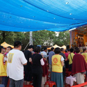來自全台各地的民眾來參加世界佛教正心會行動佛殿活動，恭誦佛說阿彌陀經